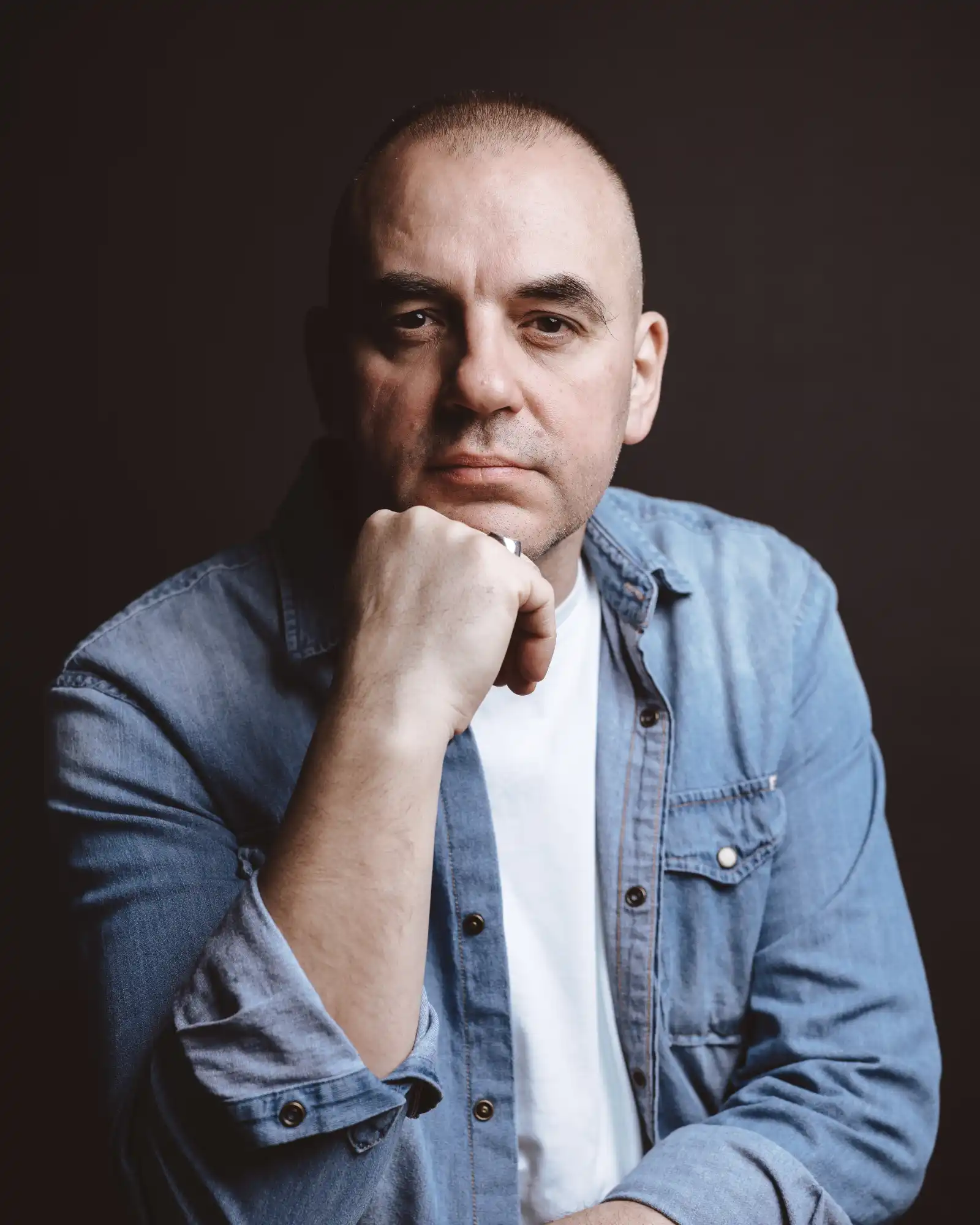 Ritratto in studio di Gabriele Capelli a Cinisello Balsamo